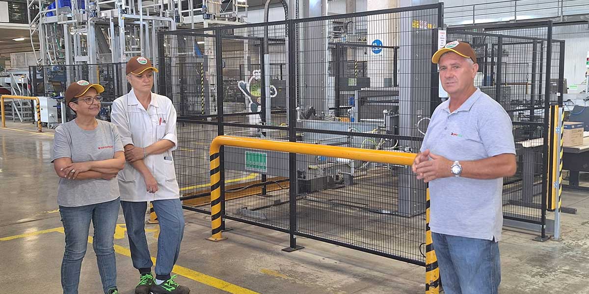 Nella foto da sinistra: Serena Rossetti Direttrice stabilimento Apofruit, Luana Gentili operatore di stabilimento e Flavio Mancini, produttore e referente Apofruit per l’area di Latina